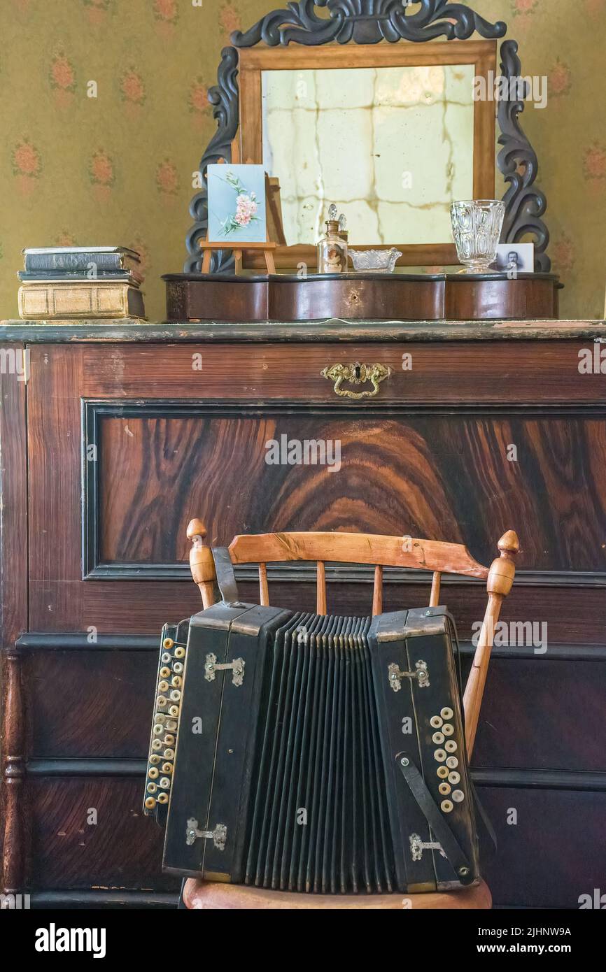 Akkordeon auf einem Stuhl vor einer Kommode im Amuri Museum of Historic Housing in Tampere Finnland Stockfoto