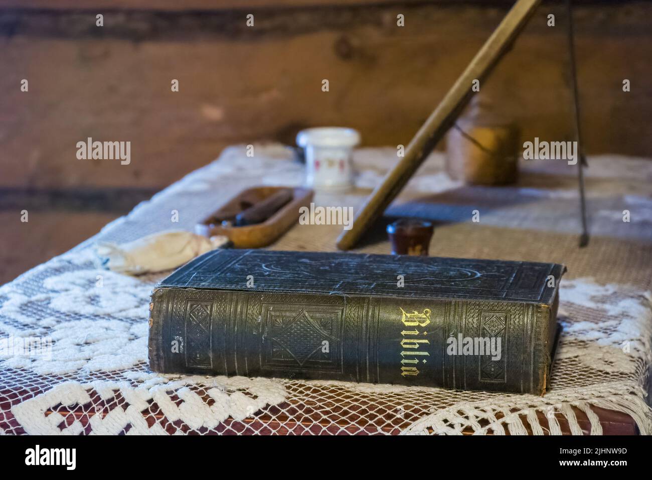 Alte lederbibel auf dem Tisch im Amuri Museum of Historic Housing in Tampere Finnland Stockfoto