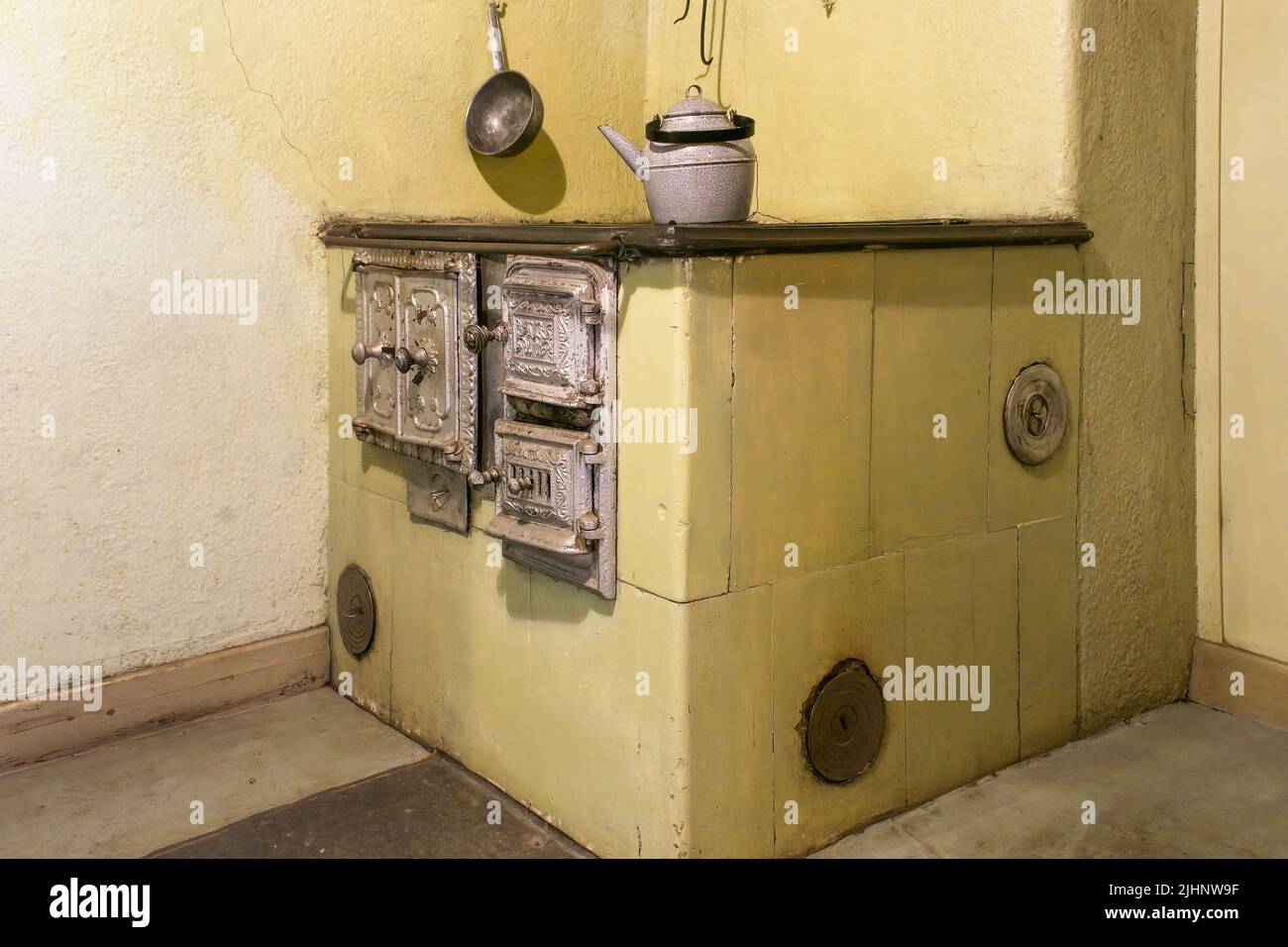 Alter Holzofen mit einer Kaffeekocher auf dem Herd im Amuri Museum of Historic Housing in Tampere Finnland Stockfoto