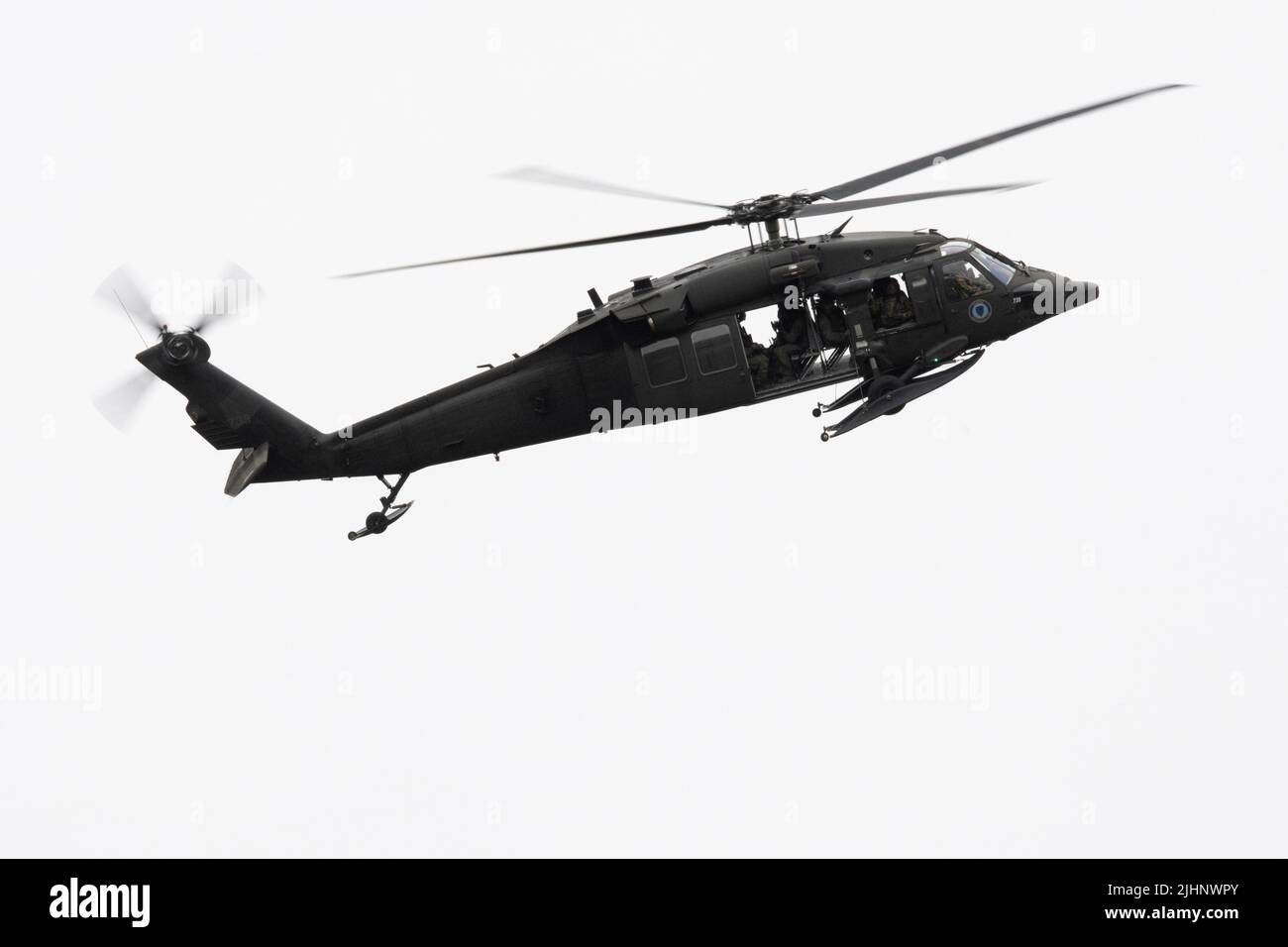 Eine Alaska Army National Guard UH-60L Black Hawk, die von einer Luftbesatzung betrieben wird, die dem Bataillon 1., 207. Aviation Truppenkommando, zugewiesen ist, transportiert Spezialwaffen- und Taktikoffiziere des Polizeidezernats Anchorage über die Joint Base Elmendorf-Richardson, Alaska, 13. Juli 2022. Die umfangreichen und strengen Trainingsbereiche von JBER boten den SWAT-Teams der lokalen Strafverfolgungsbehörden einen idealen Rahmen, da sie ihre Fähigkeiten im ländlichen Betrieb, die Aufgabenplanung, die Aufklärung, die Sicherheitsverfahren für Hubschrauber, die Landnavigation, Teambewegung und Patrouille. (USA Luftwaffe Foto von Alejandro Peña) Stockfoto