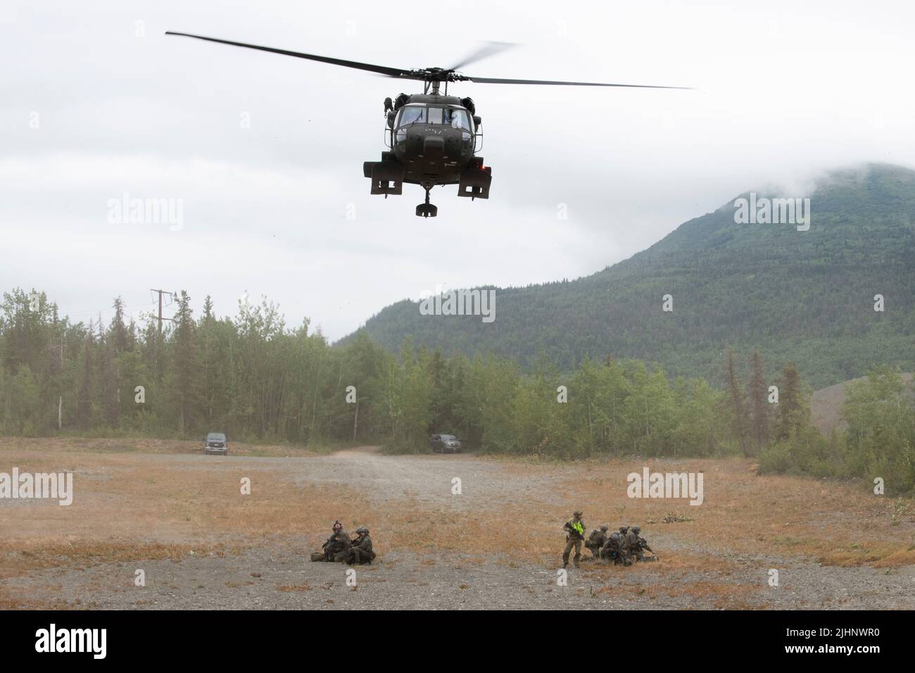 Eine Alaska Army National Guard UH-60L Black Hawk, die von einer Luftbesatzung betrieben wird, die dem Bataillon 1., 207. Aviation Truppenkommando, zugewiesen wurde, hebt ab, nachdem sie Spezialwaffen und Taktiken (SWAT)-Teamoffiziere der Polizeibehörde Anchorage auf der Joint Base Elmendorf-Richardson, Alaska, transportiert hat, 13. Juli 2022. Die umfangreichen und strengen Trainingsbereiche von JBER boten den SWAT-Teams der lokalen Strafverfolgungsbehörden einen idealen Rahmen, da sie ihre Fähigkeiten im ländlichen Betrieb, die Aufgabenplanung, die Aufklärung, die Sicherheitsverfahren für Hubschrauber, die Landnavigation, Teambewegung und Patrouille. (USA Luftwaffe Foto von Alejandro Peña) Stockfoto