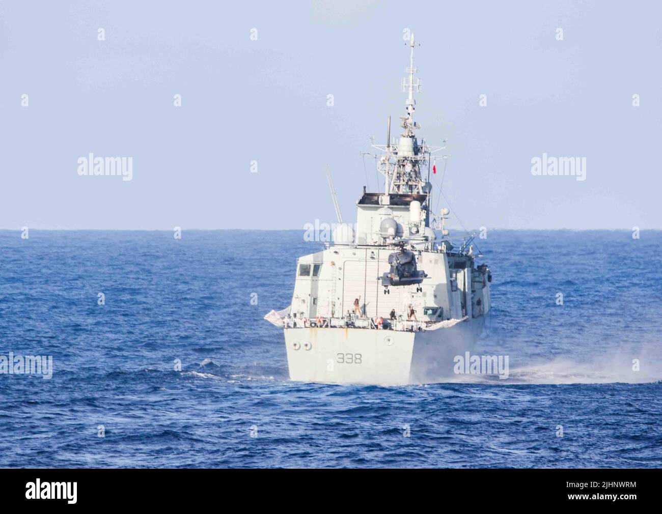 220715-N-CO548-1004 PAZIFISCHER OZEAN (15. Juli 2022) Ein CH-148 Cyclone-Hubschrauber bereitet sich auf die Landung an Bord der Royal Canadian Navy Fregatte HMCS Windipeg (FFH 338) während des Rim of the Pacific (RIMPAC) 2022 vor. 26 Nationen, 38 Schiffe, vier U-Boote, mehr als 170 Flugzeuge und 25.000 Mitarbeiter nehmen vom 29. Juni bis zum 4. August an RIMPAC in und um die Hawaii-Inseln und Südkalifornien Teil. RIMPAC, die weltweit größte internationale maritime Übung, bietet eine einzigartige Ausbildungsmöglichkeit und fördert und pflegt kooperative Beziehungen zwischen den Teilnehmern, die für die Gewährleistung der entscheidend sind Stockfoto