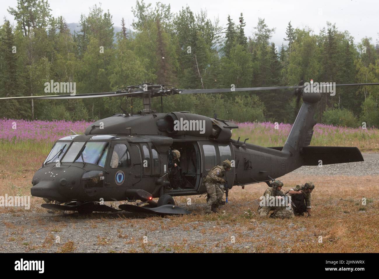 Spezialagenten des FBI Special Weapons and Tactics (SWAT) Teams in Anchorage verlassen eine Alaska Army National Guard UH-60L Black Hawk auf der Joint Base Elmendorf-Richardson, Alaska, 13. Juli 2022. Die umfangreichen und strengen Trainingsbereiche von JBER boten den SWAT-Teams der lokalen Strafverfolgungsbehörden einen idealen Rahmen, da sie ihre Fähigkeiten im ländlichen Betrieb, die Aufgabenplanung, die Aufklärung, die Sicherheitsverfahren für Hubschrauber, die Landnavigation, Teambewegung und Patrouille. (USA Luftwaffe Foto von Alejandro Peña) Stockfoto
