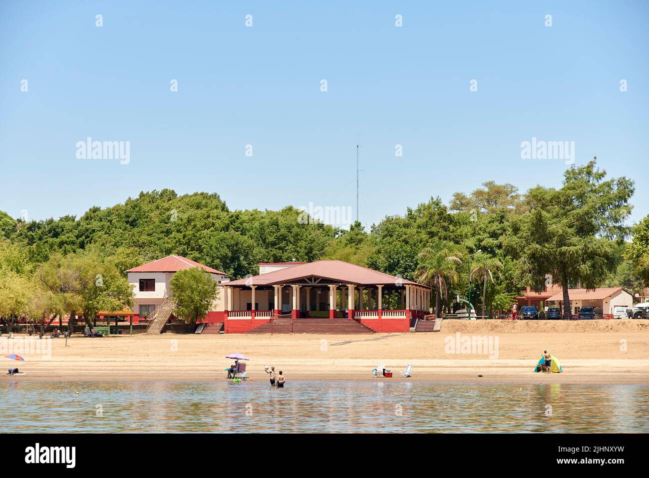 Dec 30, 2021, Colon, Entre Rios, Argentinien: Piedras Coloradas Club, Leute, die einen Sommertag am Strand am Ufer des Uruguay-Flusses genießen Stockfoto