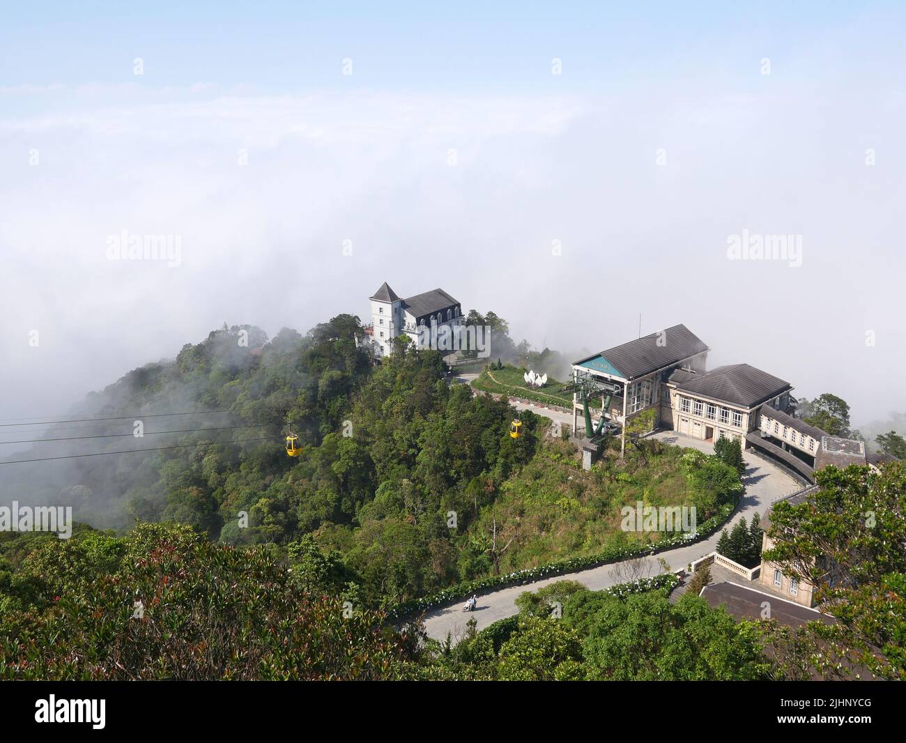 Da Nang, Vietnam - 14. April 2021: Luftaufnahme der Seilbahn-Station in Ba Na Hills Mountain Resort, der Multi-Level-Komplex mit Spaß gefüllt Stockfoto