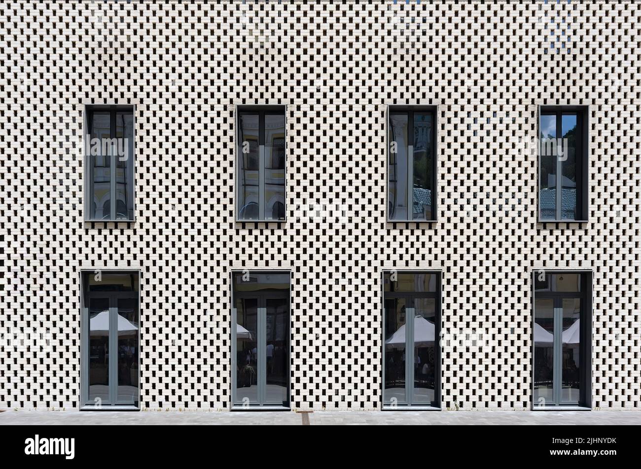 Minimalistischer Look der Gebäudefassade mit Fenstern in Kiew Ukraine Stockfoto
