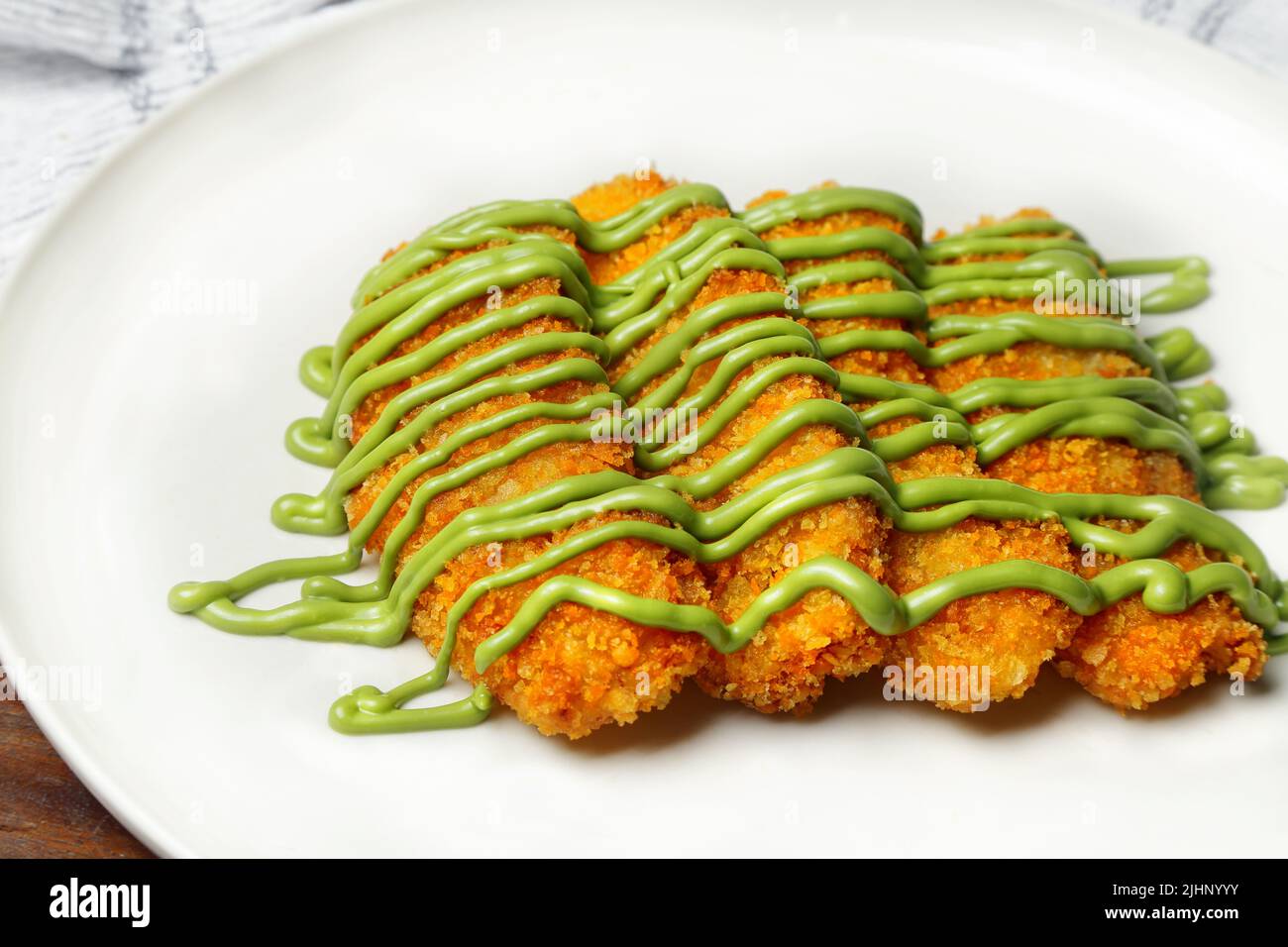 Gebratene Banane mit verschiedenen Belag, Chocochip, Matcha und Schokolade, Pisang Goreng Snack aus Indonesien Stockfoto