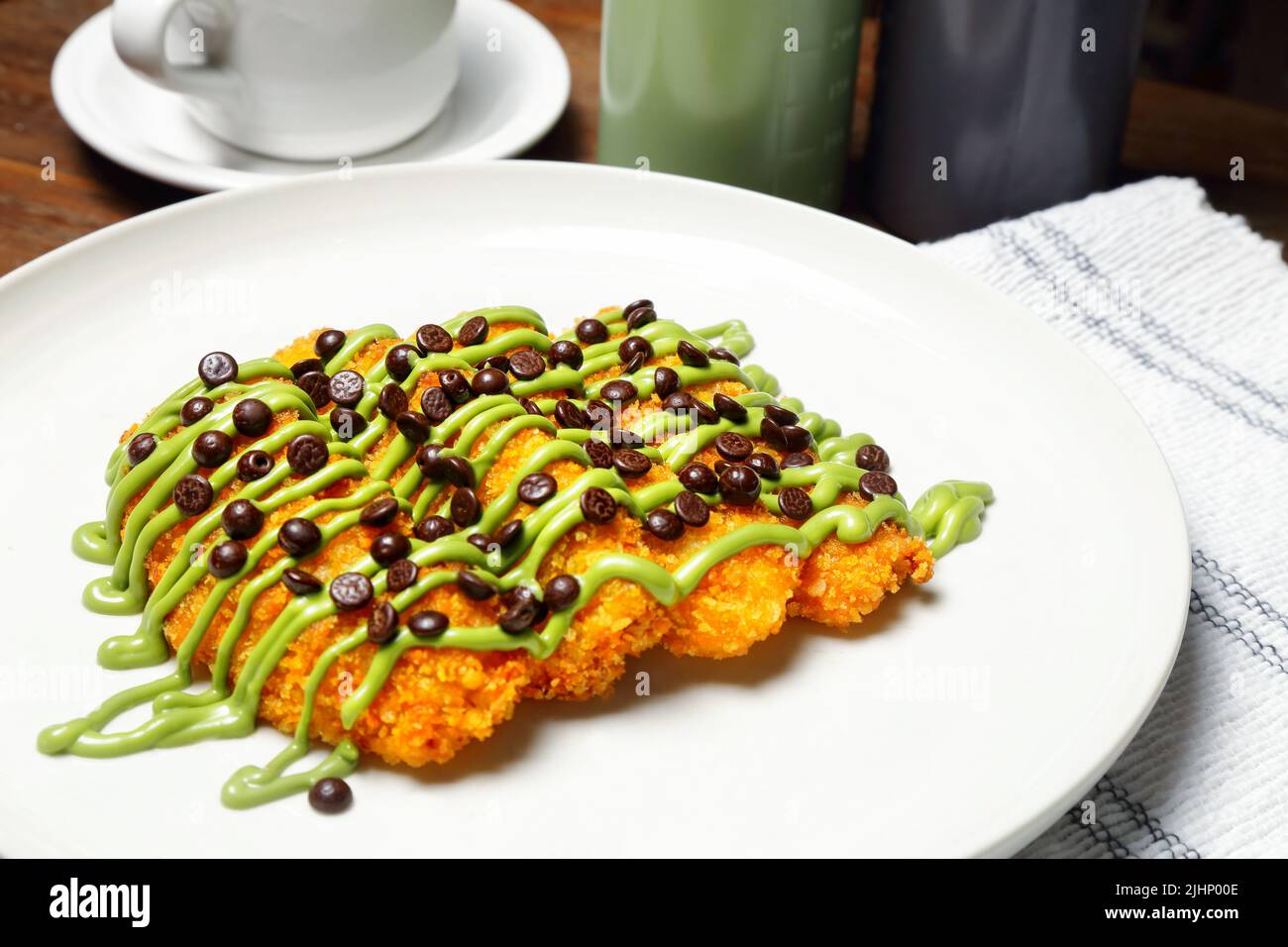 Gebratene Banane mit verschiedenen Belag, Chocochip, Matcha und Schokolade, Pisang Goreng Snack aus Indonesien Stockfoto