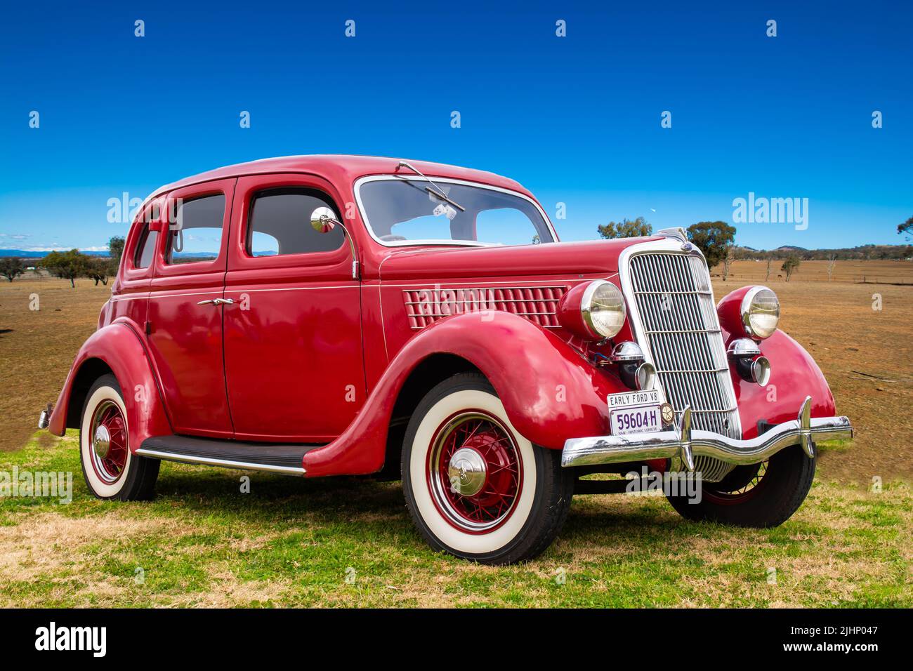 1936 Ford Deluxe V8 Fordor Trunk Back Touring Sedan in ländlicher Umgebung. Stockfoto