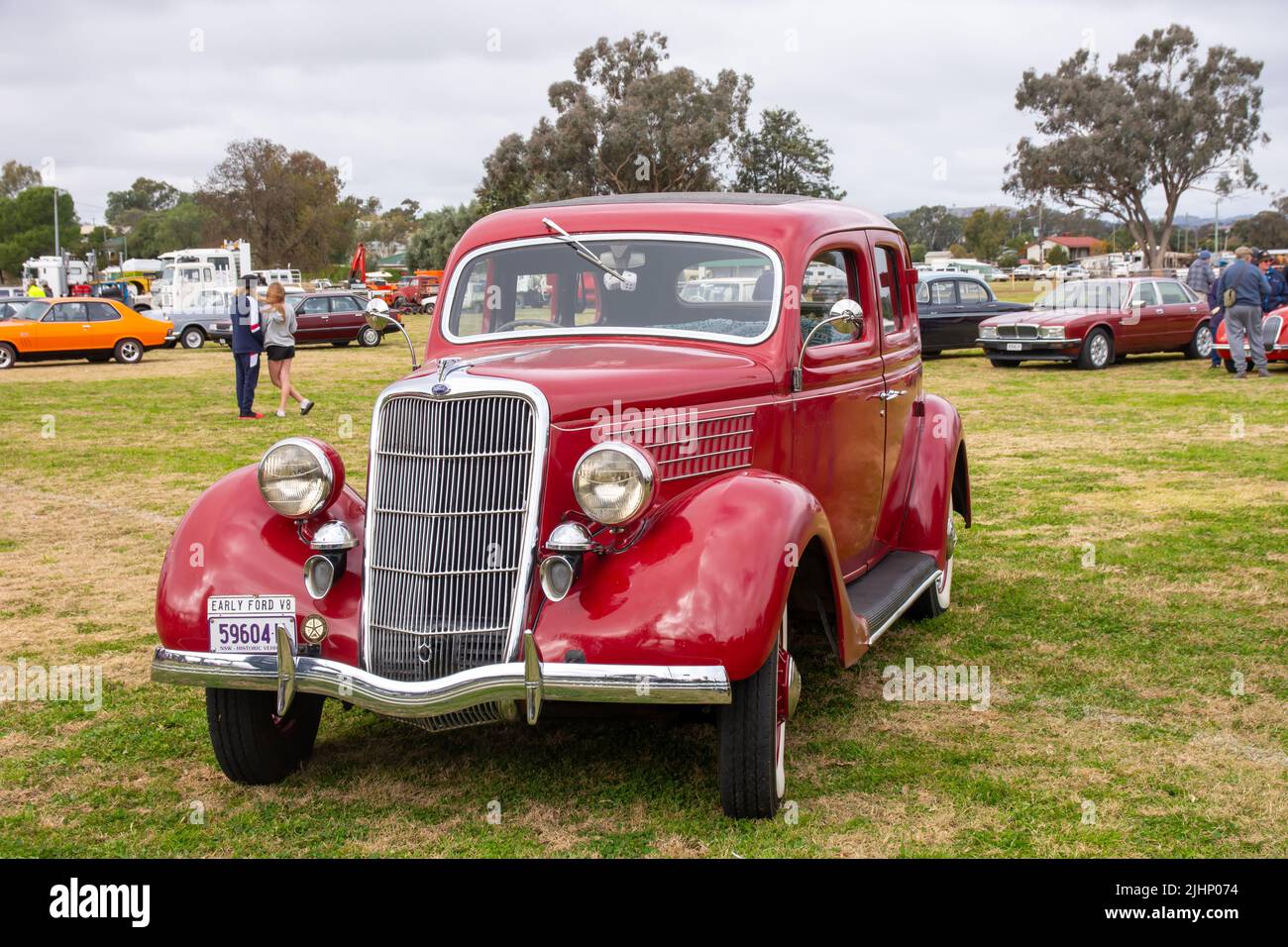 Vorderansicht 1936 Ford V8 Deluxe Fordor Trunk Touring Sedan hinten. Stockfoto