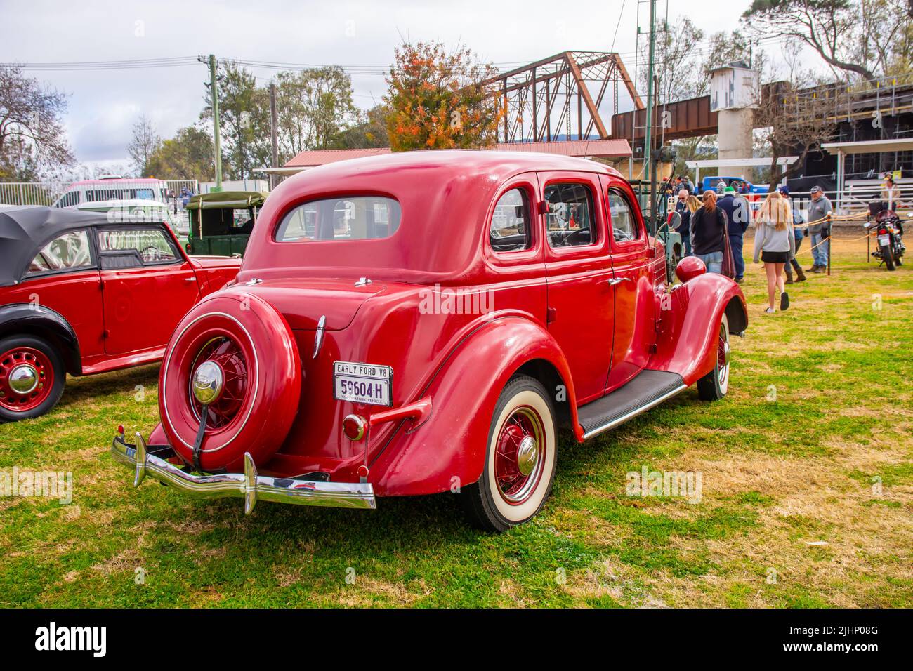 Rückansicht einer roten 1936 Ford V8 Deluxe Fordor Trunk Touring Sedan. Stockfoto