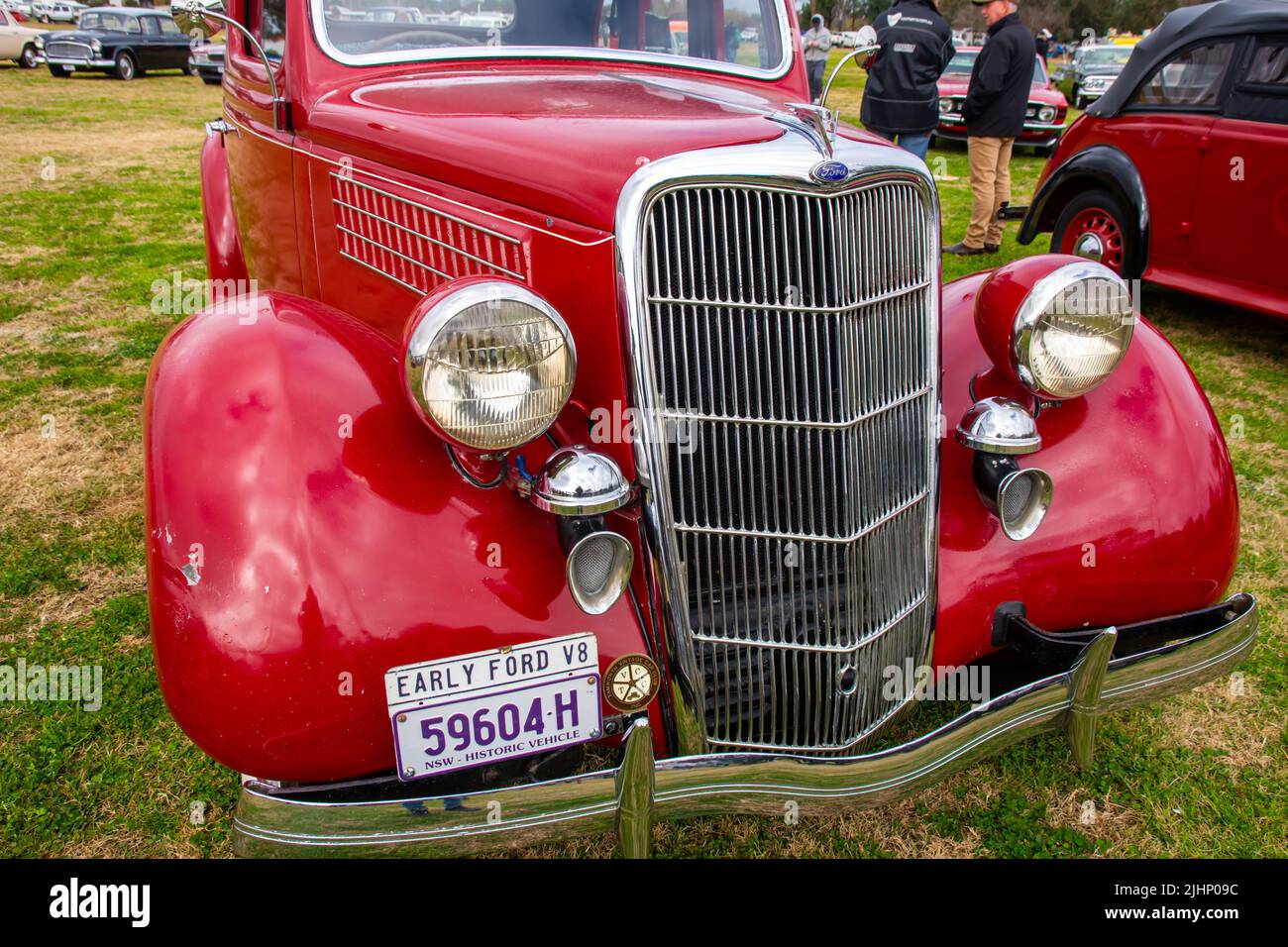 Vorderseite einer 1936 Ford V8 Deluxe Fordor Trunk Touring Limousine mit Rückseite. Stockfoto