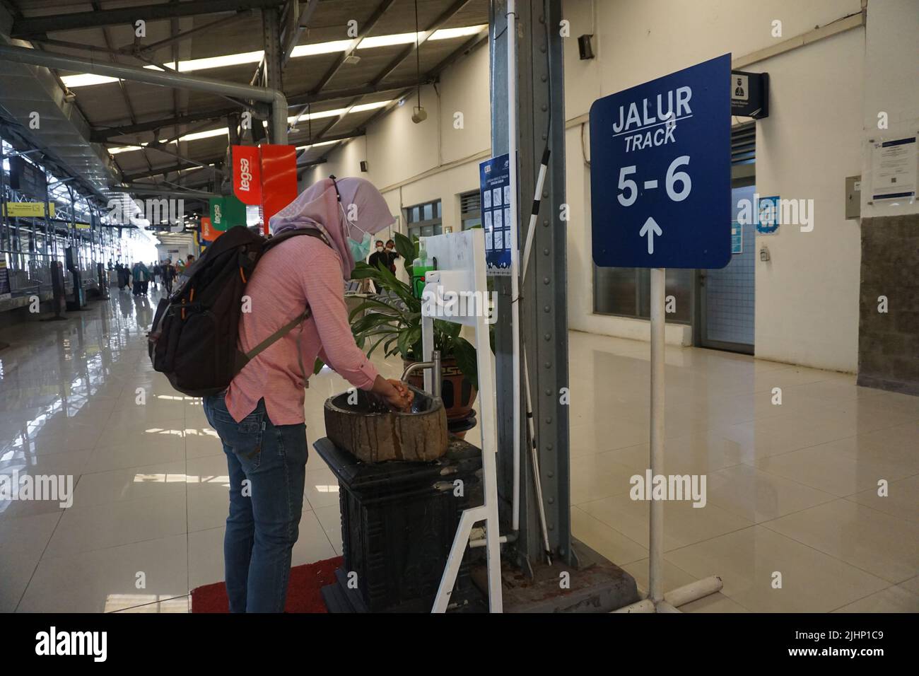 Solo, Indonesien. 16. Juli 2022. Eine muslimische Frau, die ihre Hand auf dem Bahnhof wascht. Es wird empfohlen, die Hände mit Seife zu waschen, um die Ausbreitung von Covid-19 zu reduzieren. Stockfoto