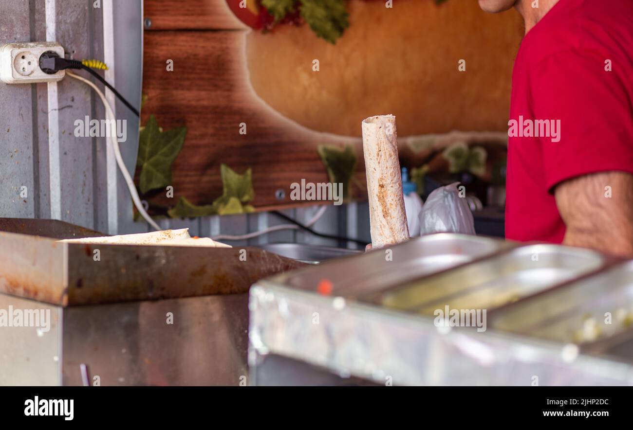 Hände eines professionellen Küchenchefs, der Shawarma in einem arabischen Restaurant zubereitet Stockfoto