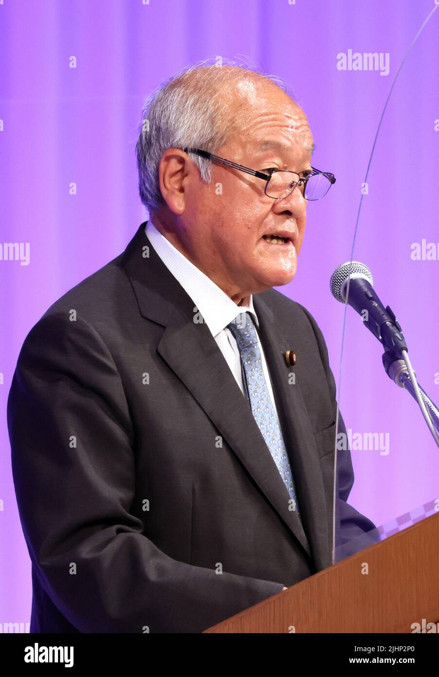 Tokio, Japan. 20.. Juli 2022. Der japanische Finanzminister Shunichi Suzuki hält am Mittwoch, den 20. Juli 2022, eine Rede zur Feier des 25.-jährigen Bestehens des Regionalbüros des Internationalen Währungsfonds für Asien und den Pazifik (OAP) in Tokio. Kristalina Georgieva, Geschäftsführerin des Internationalen Währungsfonds (IWF), nahm ebenfalls an der Jubiläumsveranstaltung Teil. Quelle: Yoshio Tsunoda/AFLO/Alamy Live News Stockfoto