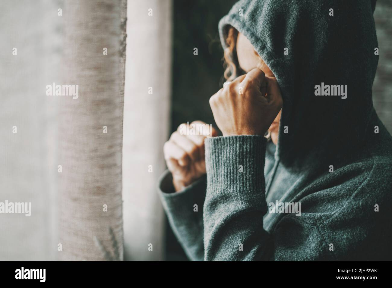Frau, die einen schlechten Tag mit Verzweiflung und Frustration hat. Seitenansicht einer einsamen Frau zu Hause mit Stress und Problemen zu lösen. Ende der Beziehung für Stockfoto