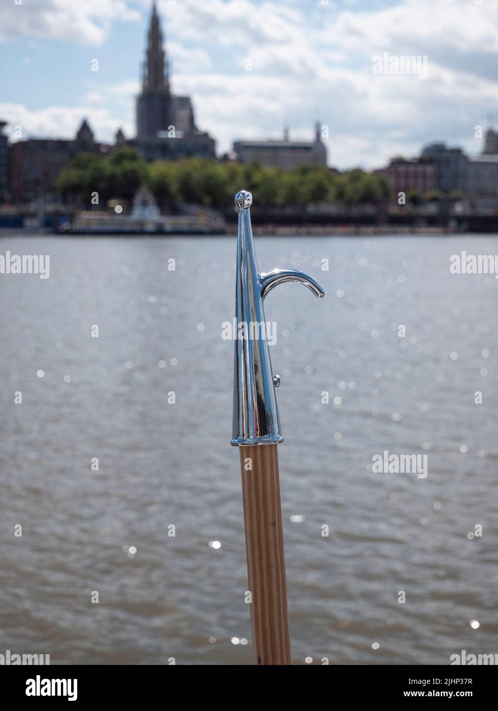 Nahaufnahme eines neuen versilberten Bootshaken mit Holzstab Stockfoto