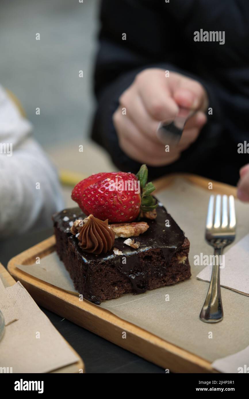 Schokoladenkuchen auf dem Tisch Stockfoto