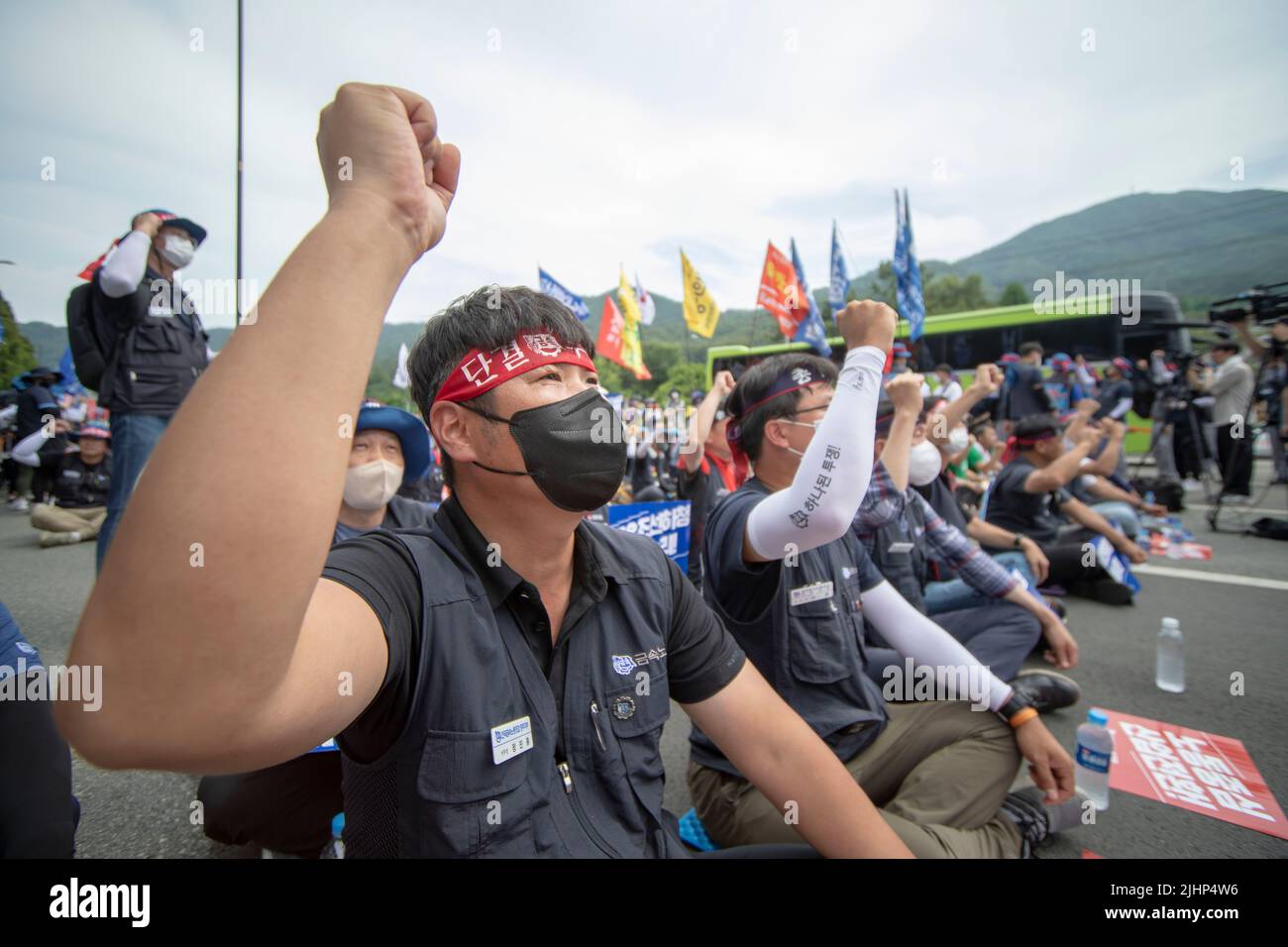 Geoje, Gyeongnam, Südkorea. 20.. Juli 2022. 20. Juli 2022-Geoje, Südkorea-über zehntausend koreanische Gewerkschaftsmitglieder der Metallarbeitergewerkschaft nehmen mit einem lauten Slogan an der Veranstaltung gegen die südkoreanische Regierung Teil, die vor der Werft Daewoo Shipbuilding Marine Engineering Okpo in Geoje, Südkorea, arbeitet. Streikende Subauftragsarbeiter bei Daewoo Shipbuilding & Marine Engineering Co. (DSME) haben die Unterschiede in den Lohnverhandlungen mit dem Management verringert, was die Möglichkeit eines Abkommens zur Beendigung des wochenlangen Streiks erhöht, sagten Quellen am Mittwoch. (Bild: © Ryu Seung-Il/ZUMA Press Wire) Stockfoto