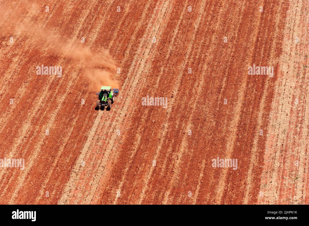 Ein Foto eines Traktors, der auf einer Farm in Zentral-Namibia pflügt. Stockfoto