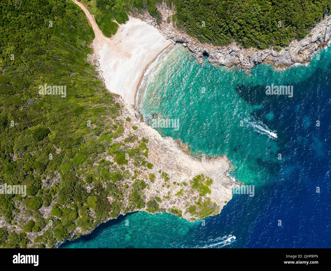 Luftaufnahme des Strandes von Dimitri Eliodoro, auf der Insel Korfu. Griechenland. Schließen Sie den einzigartigen Doppelstrand von Limni. Kerkyra Stockfoto