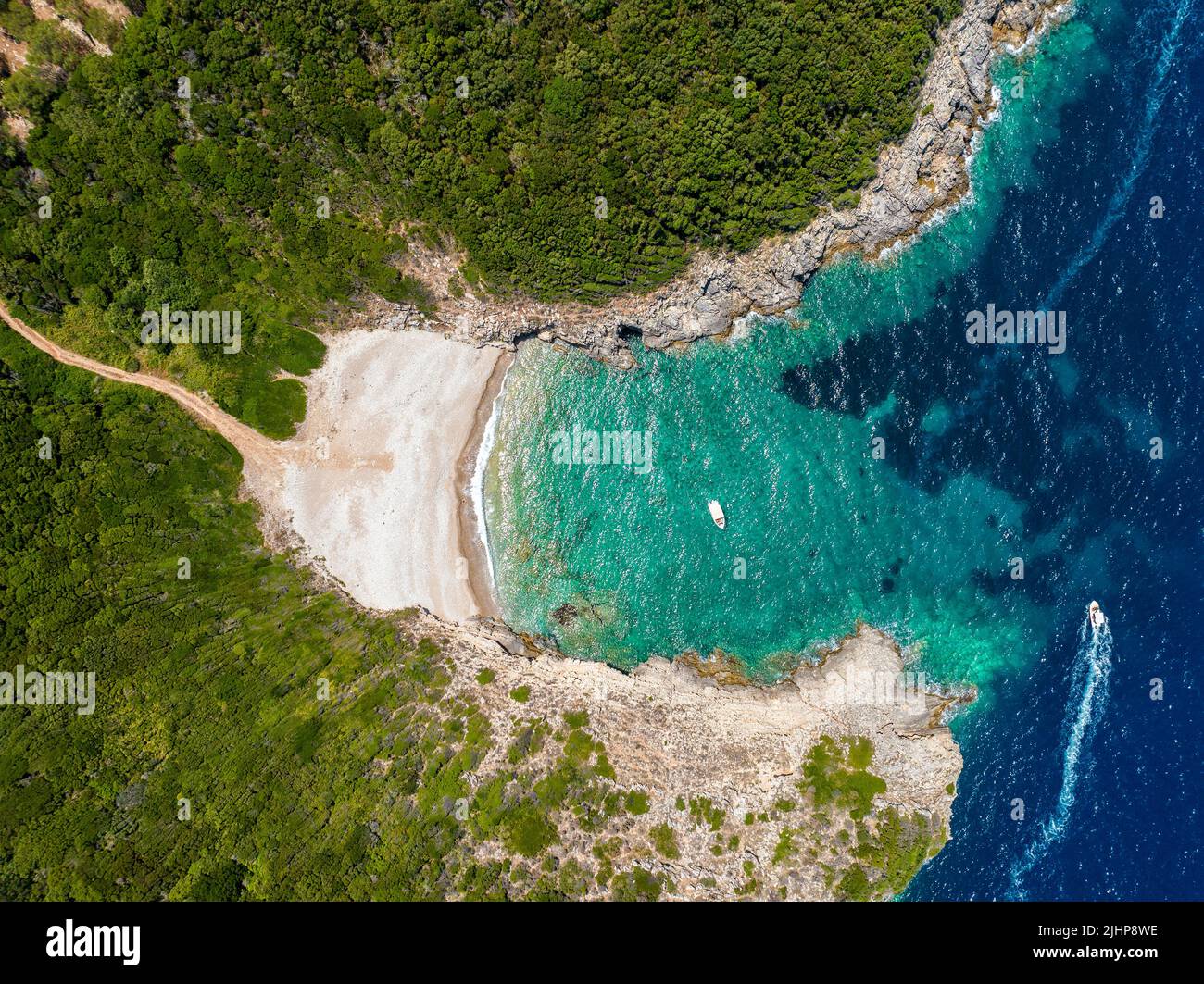 Luftaufnahme des Strandes von Dimitri Eliodoro, auf der Insel Korfu. Griechenland. Schließen Sie den einzigartigen Doppelstrand von Limni. Kerkyra Stockfoto