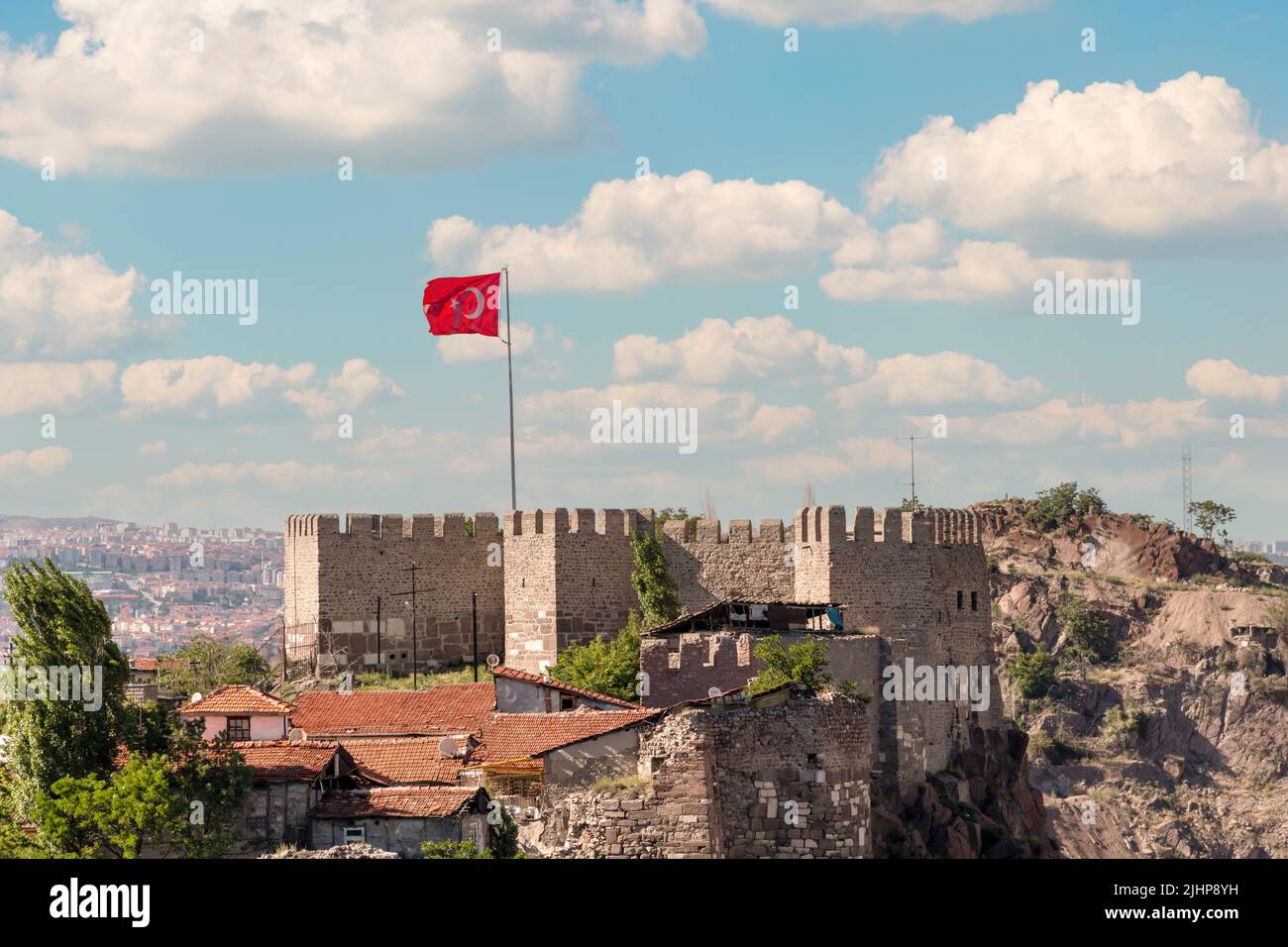 Ankara Castle mit der türkischen Flagge, die darüber fliegt. Der türkische Name ist Ankara Kalesi Stockfoto