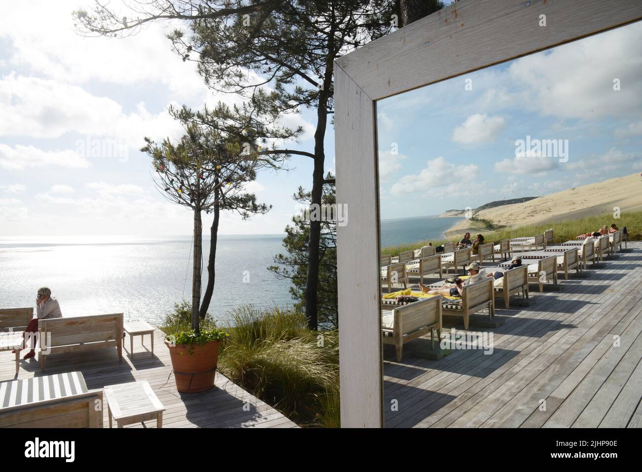 Gironde (33). Pyla-sur-Mer. La Co(o)rniche. La Terrasse de la Co(o)rniche avec vue sur le bassin d'Arcachon et le banc d'Arguin Stockfoto