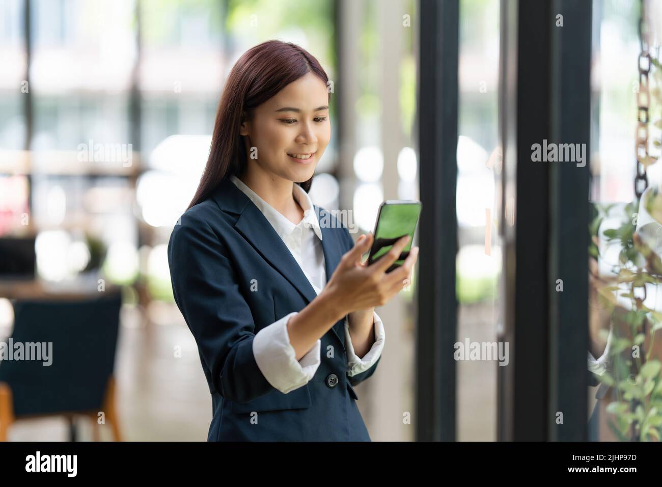 Business Woman schließt KYC mit einem Online-Banking-Programm ab, um ein digitales Sparkonto zu eröffnen. Die Definition von Cyber-Sicherheit. Stockfoto