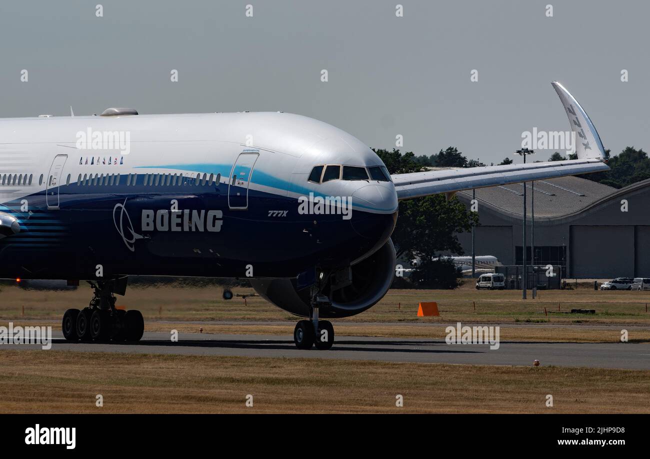 Die Boeing 777-9 (Boeing 777X) zeigt ihre gefalteten Flügelspitzen nach der Landung auf der Farnborough International Airshow 2022 Stockfoto