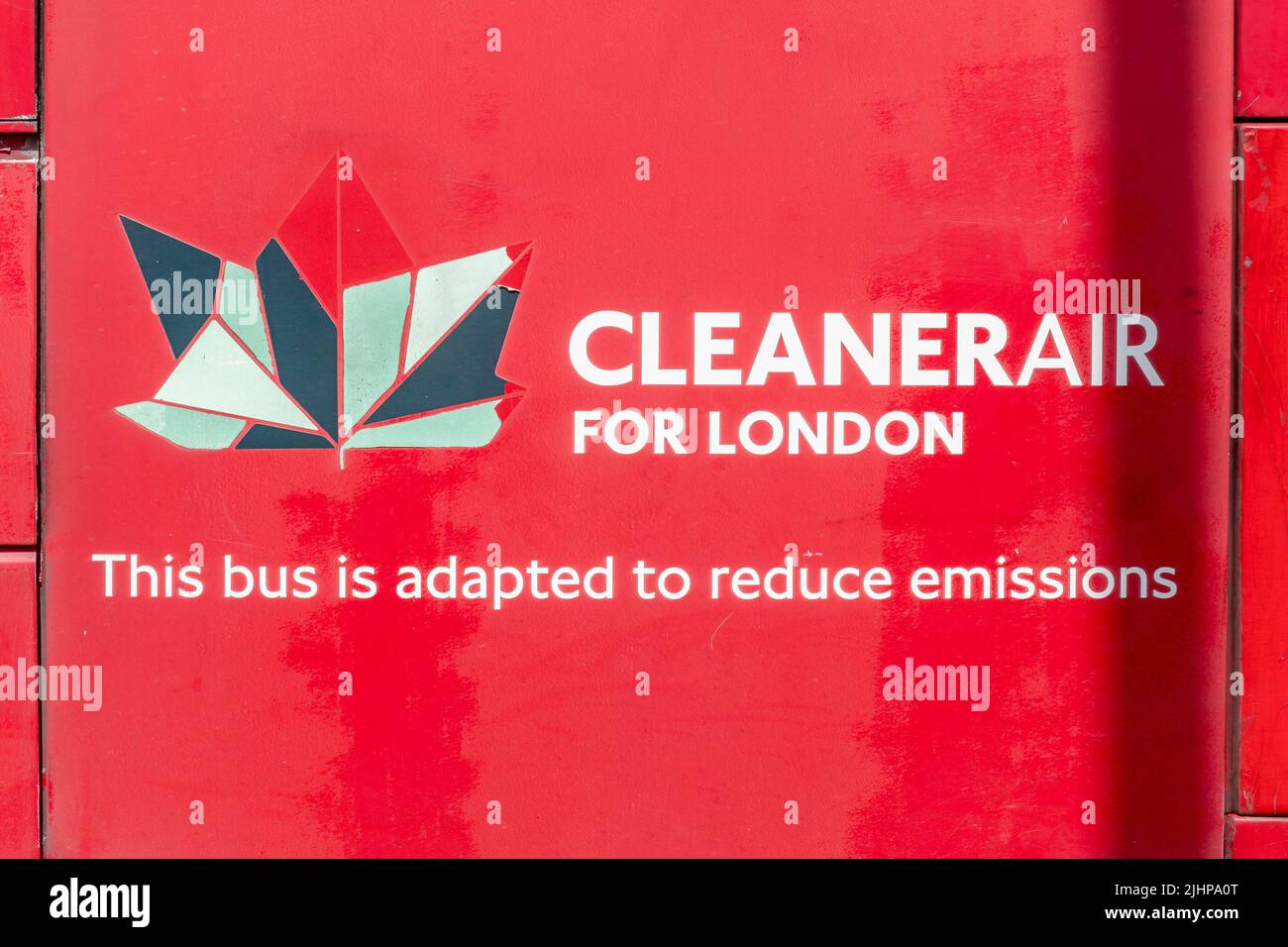 Roter Bus mit dem Slogan „Cleaner Air for London“ an der Seite, dieser Bus ist zur Emissionsreduzierung angepasst. Stockfoto