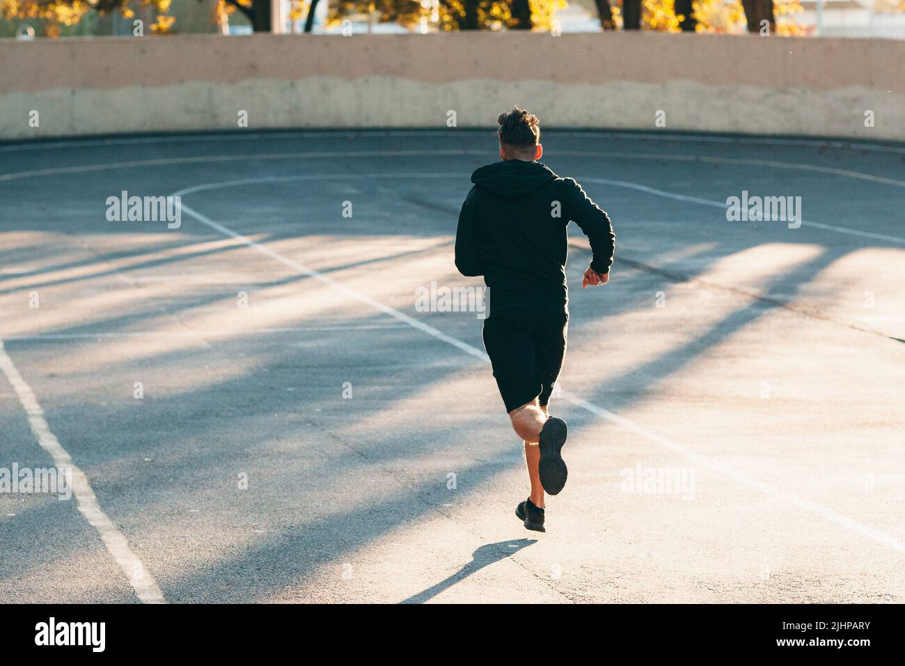 Läufer auf der Strecke im Sportstadion, freier Platz Stockfoto