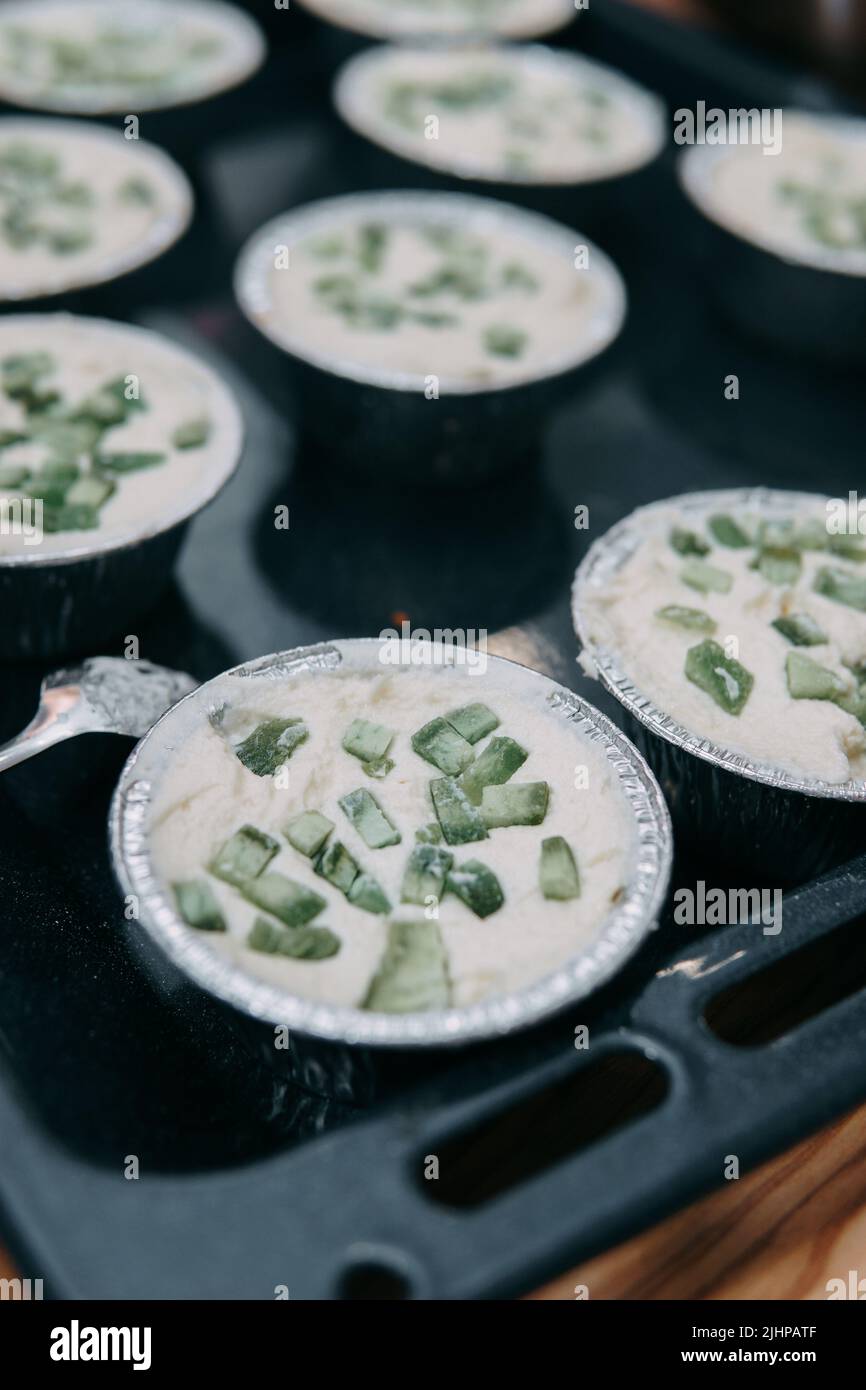 Kochen süßer Cupcakes mit kandierten Früchten auf dem kulinarischen MK. Wir kochen zu Hause. Stockfoto