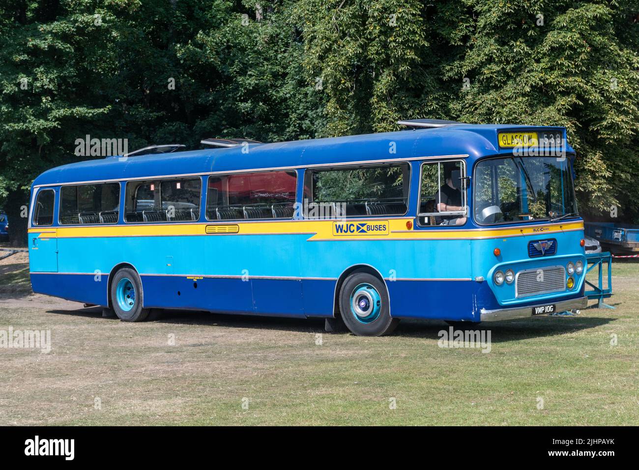 Ein WJC fährt mit einem Leyland AEC 1969-Oldtimer-Bus aus Schottland bei einer Transportveranstaltung in Hampshire, England, Großbritannien Stockfoto