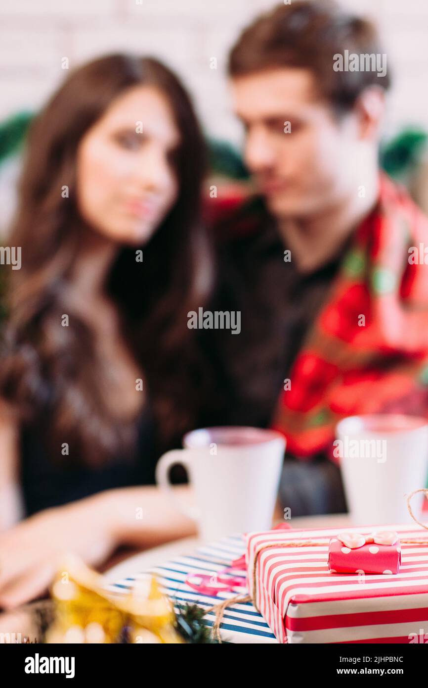 Weihnachtsgeschenk, glückliches Paar verschwommen Hintergrund Stockfoto