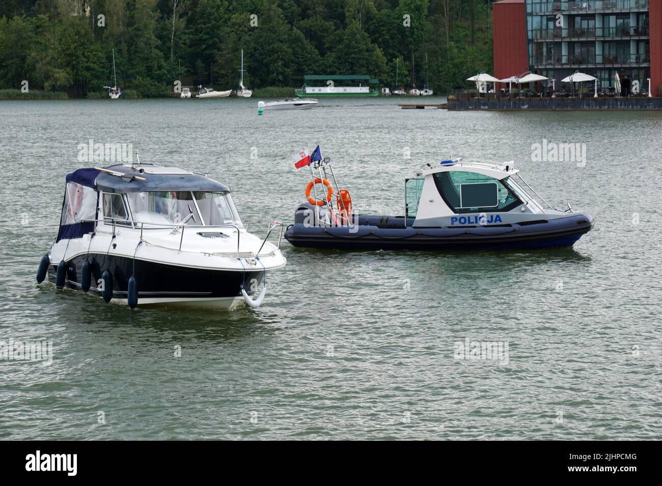 Mikolajki, Polen, 20.. Juli 2022 - die Polizei kontrolliert ein kleines Motorboot Stockfoto