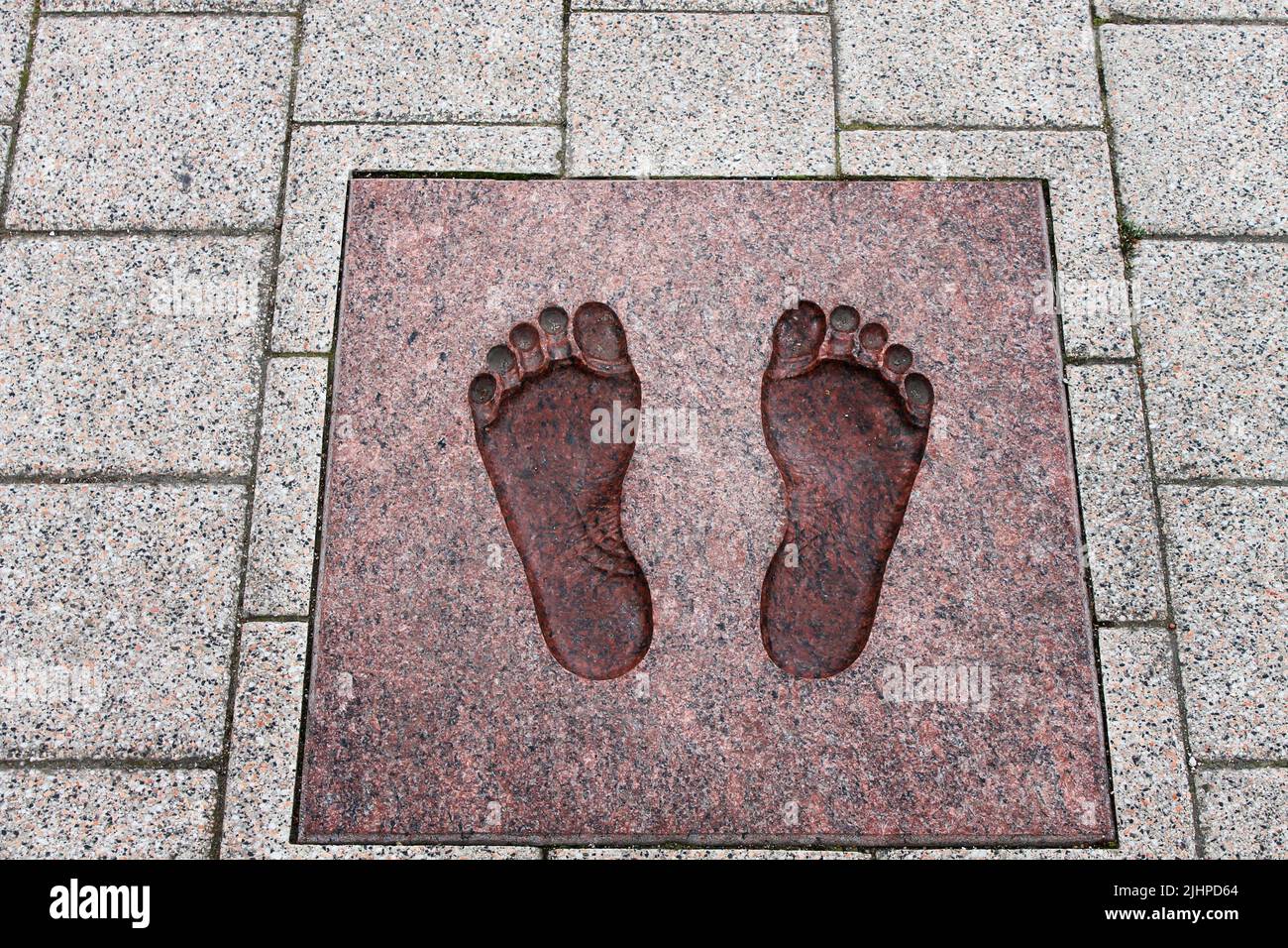 aufdruck eines Fußes auf einem Stein Stockfoto