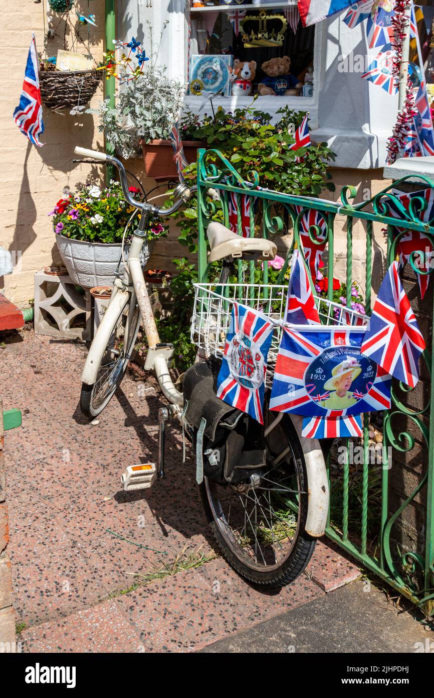 Ein Fahrrad, das mit Fahnen geschmückt ist, um das Platin-Jubiläum von Königin Elizabeth II. Zu feiern Stockfoto
