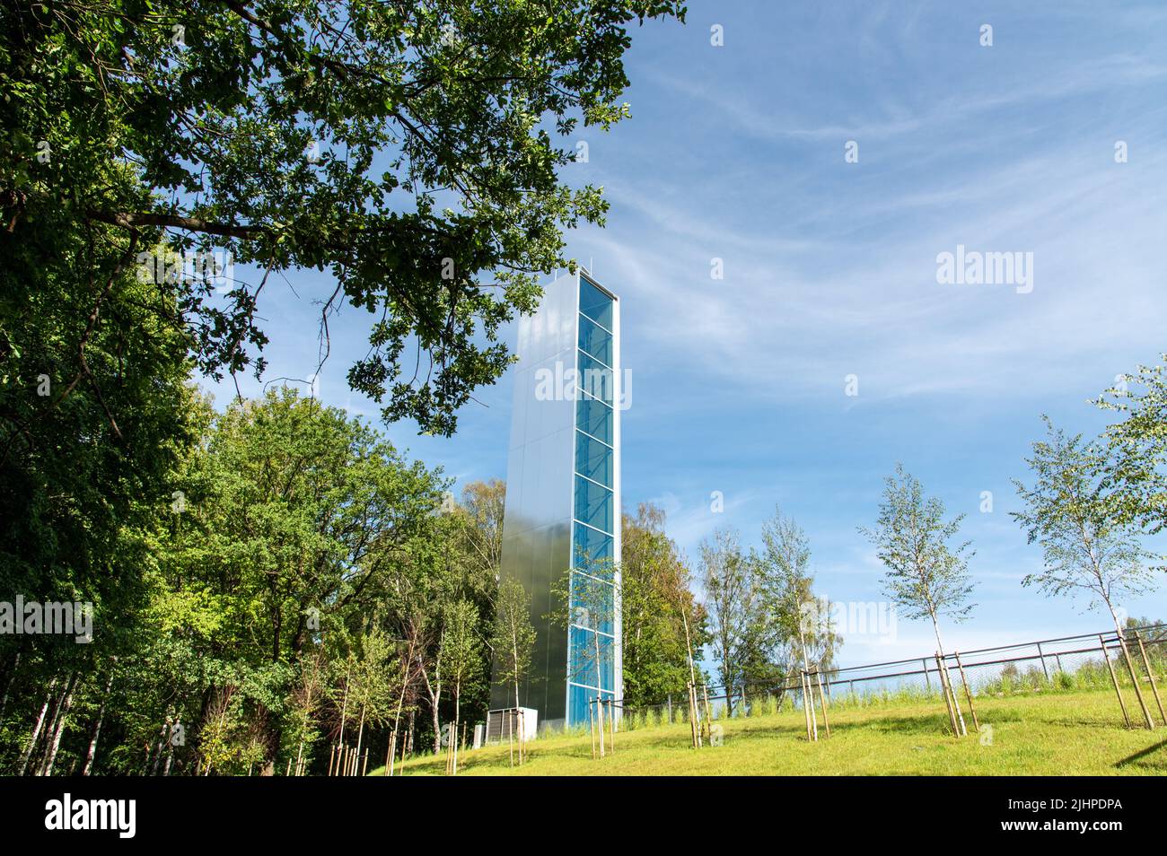 Chorzow, Schlesien, Polen; 18.. Juli 2022: Aussichtsturm - ein Teil des Planetariumskomplexes im Schlesischen Park nach vollständiger Renovierung Stockfoto