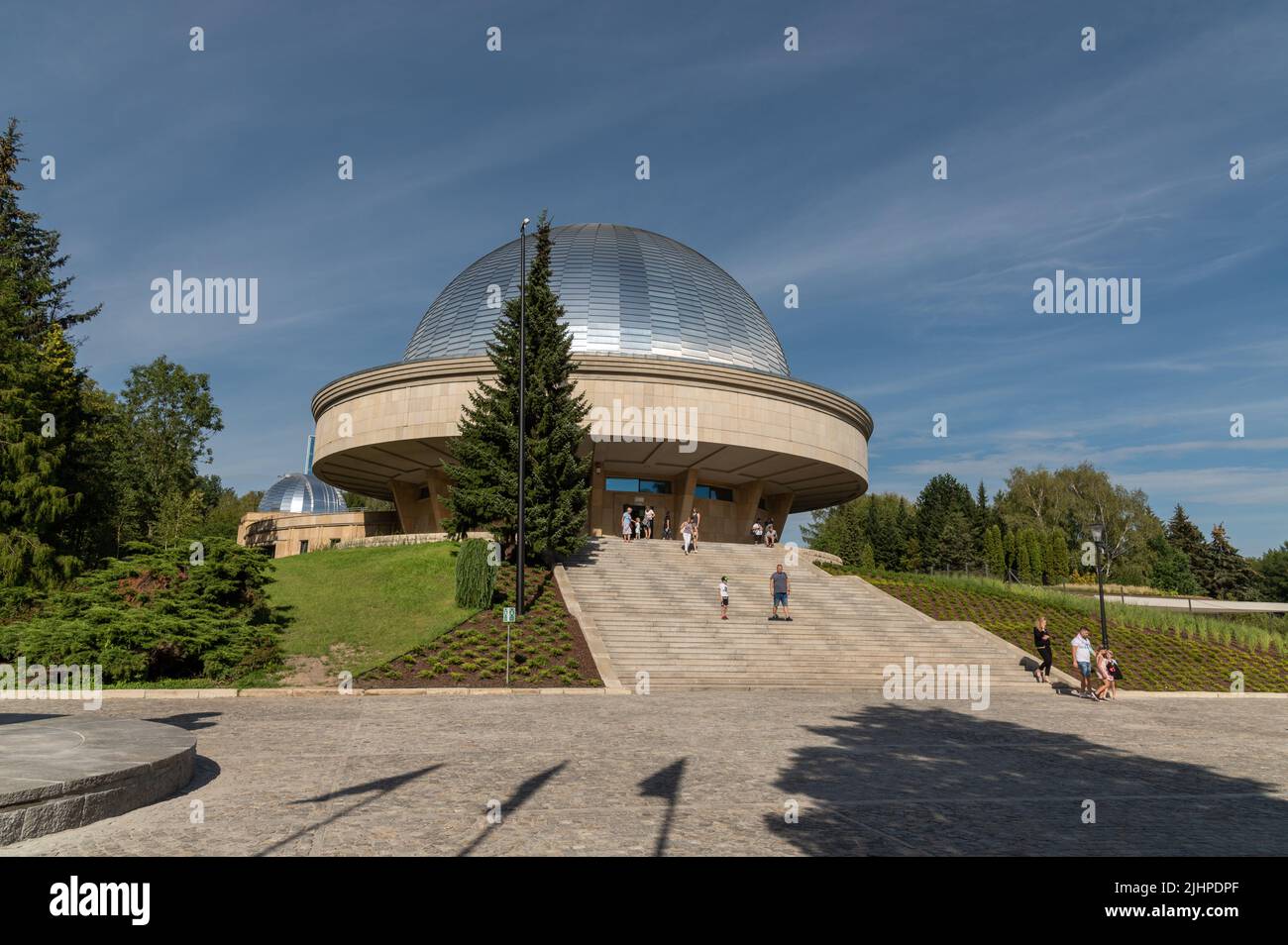 Chorzow, Schlesien, Polen; 18.. Juli 2022: Planetarium - astronomischer Observatoriumkomplex im Schlesischen Park nach vollständiger Renovierung Stockfoto