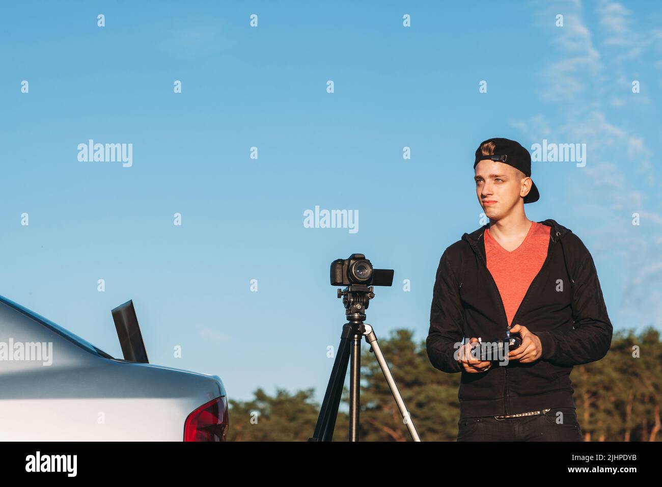 Junge Fotografin, die Drohne pilotieren, freier Raum Stockfoto