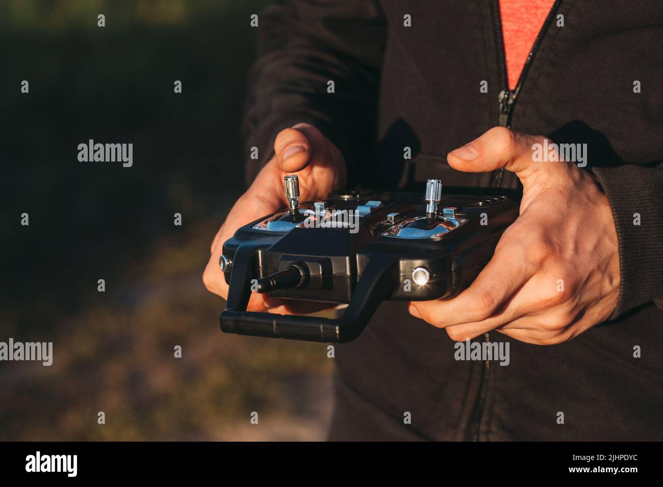 Mann, der die Fernbedienung in den Händen hält, Nahaufnahme Stockfoto