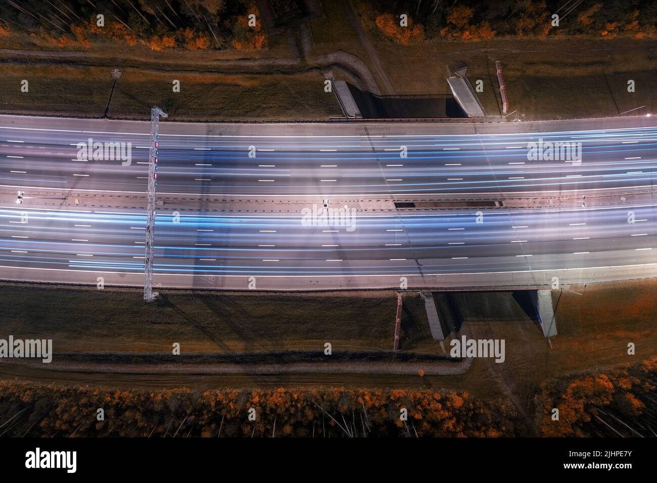 Beleuchteter Autobahnabschnitt bei Nacht. Ansicht von oben, Langzeitbelichtung Stockfoto