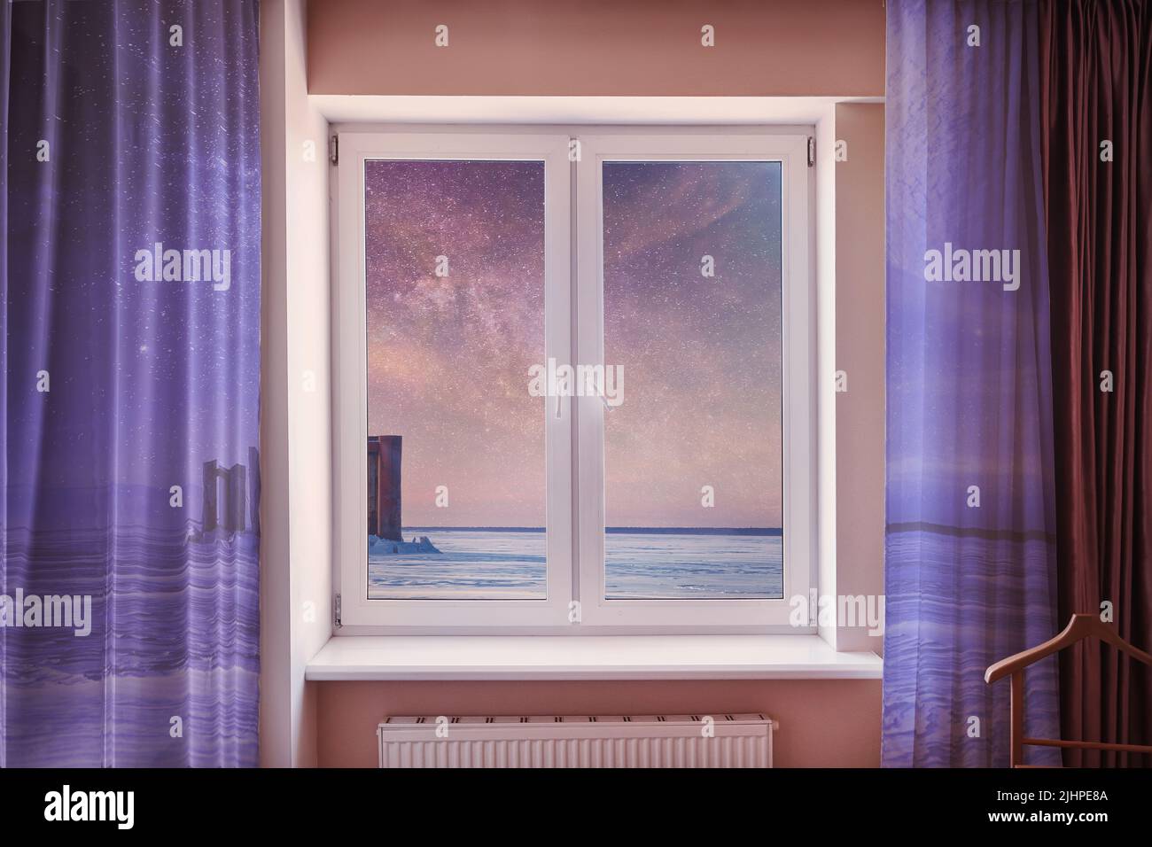 Surreales Fenster im Wohnzimmer mit einer fantastischen Raumlandschaft im Fenster und auf den Vorhängen. Fantasie, Phantasie, Zukunft und Träume Thema Stockfoto