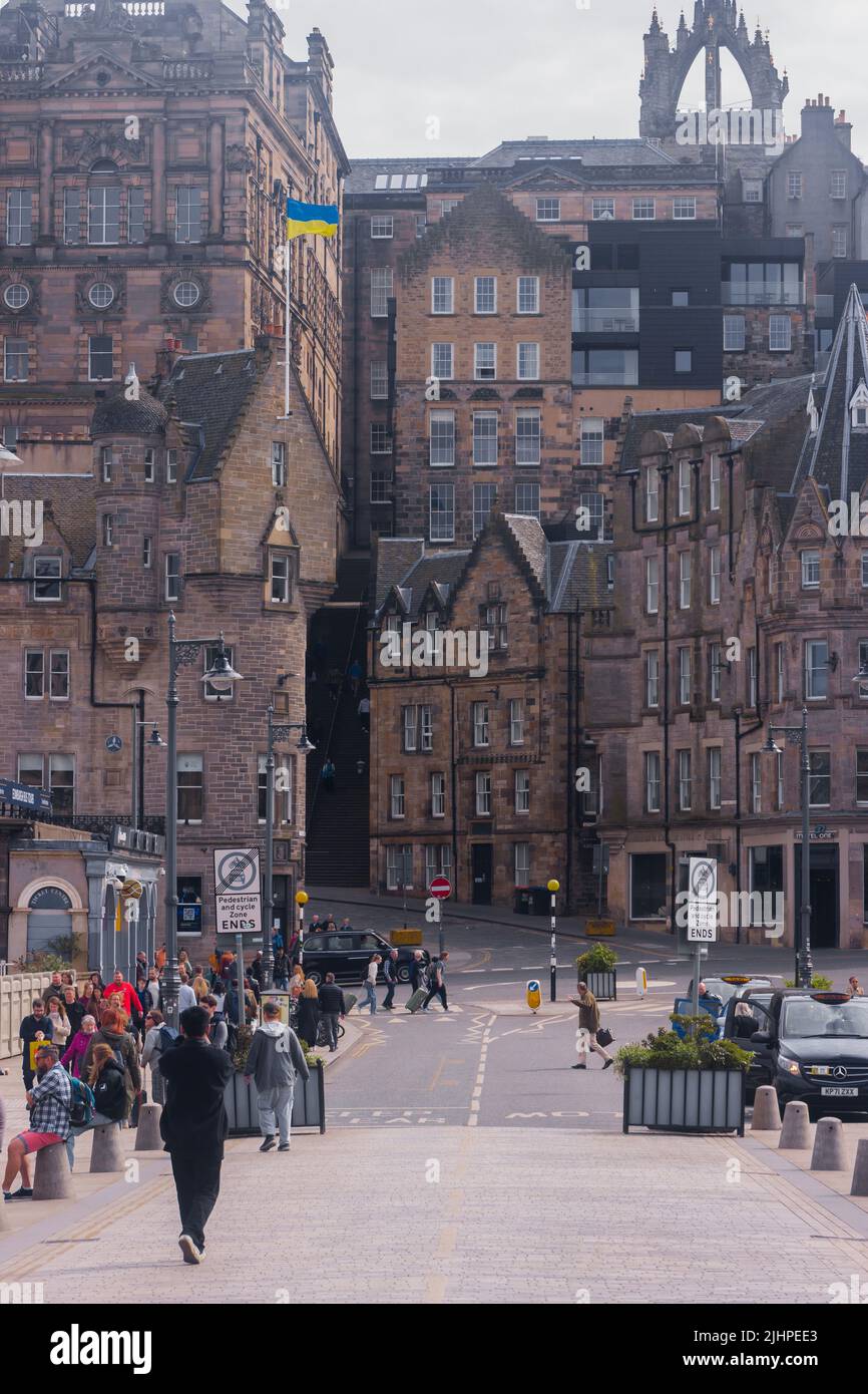 Edinburgh, Schottland - 7. Mai 2022: Altstadt von Edinburgh von der Waverley Bridge Stockfoto