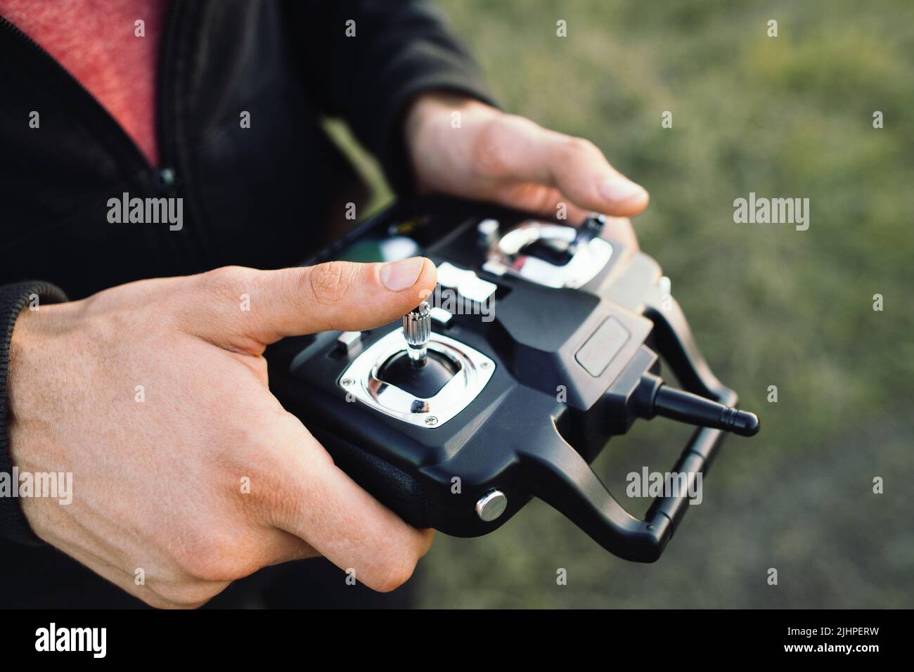 Fernbedienung in männlichen Händen Nahaufnahme Stockfoto