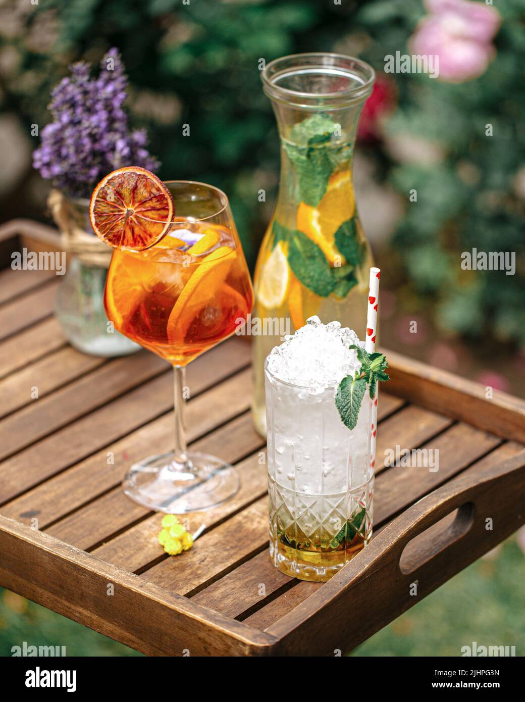 Verschiedene erfrischende Getränke im Garten Stockfoto