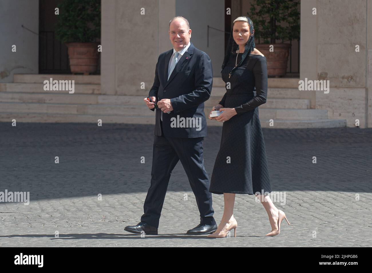 Rom, Italien. 20.. Juli 2022. Italien, Rom, Vatikan, 22/07/20. Prinz Albert II. Von Monaco und Fürstin Consort Charlene von Monaco gehen durch den Innenhof, um die Museen und Privaträume des Apostolischen Palastes im Innenhof von San Damaso zu besuchen. Il principe Alberto II di Monaco e la principessa consorte Charlene di Monaco attraversano il cortile per recarsi a visitare i musei e le Sale private del Palazzo Apostolico, nel cortile di San Damaso. Foto von Massimiliano MIGLIORATO/Catholic Press Bildnachweis: Independent Photo Agency/Alamy Live News Stockfoto