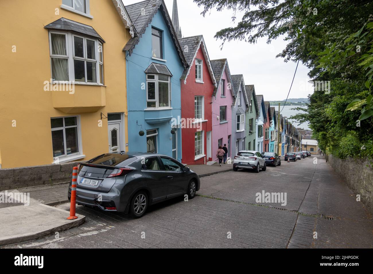 „Kartendeck“, Terrassenhäuser auf steilen Hügeln, West View, Cobh (Queenstown), Irland Stockfoto