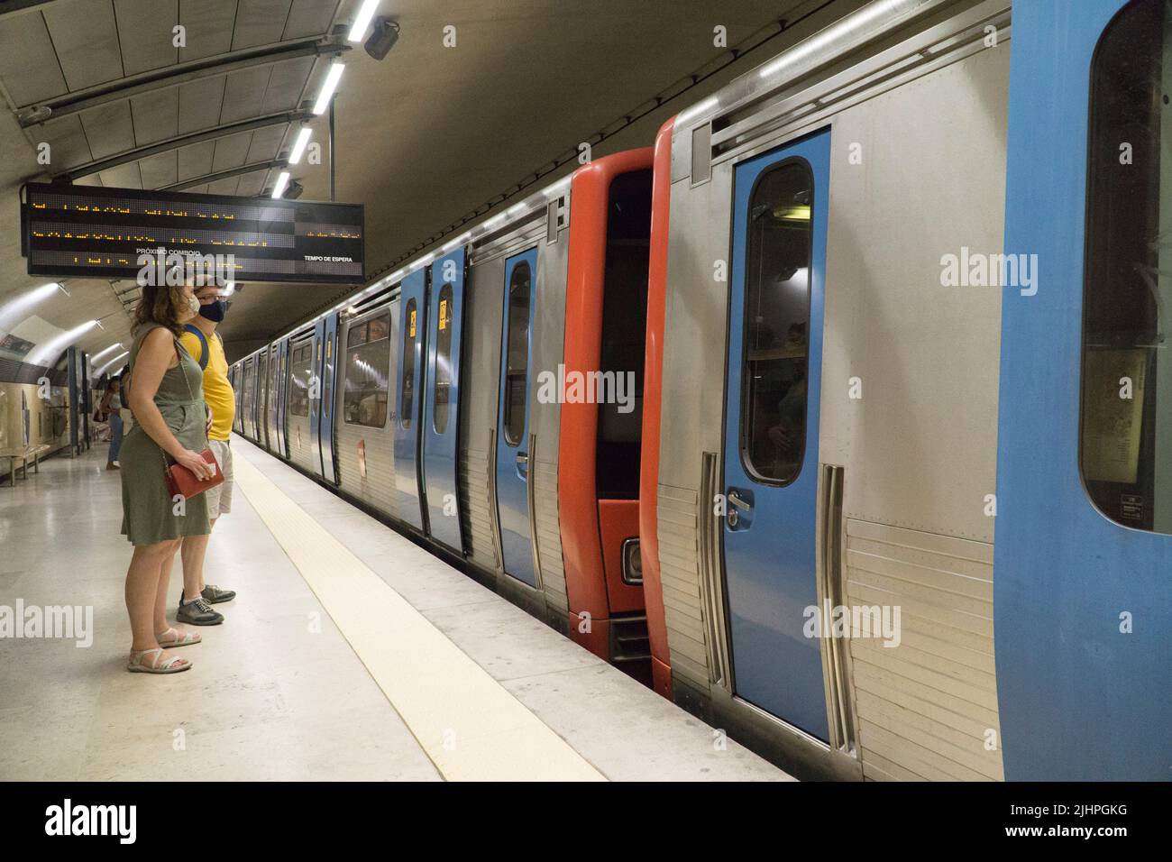 In Portugal sind Gesichtsmasken auf öffentlichen Verkehrsmitteln obligatorisch, wie hier auf der Metro in Lissabon zu sehen. Europa erwartet eine herbstliche Welle von Coronavirus-Infektionen. Bedenken bestehen hinsichtlich der Verbreitung einer neuen omicron-Covid-Variante, BA.2,75, auch bekannt als Centaurus. Anna Watson/Alamy Stockfoto